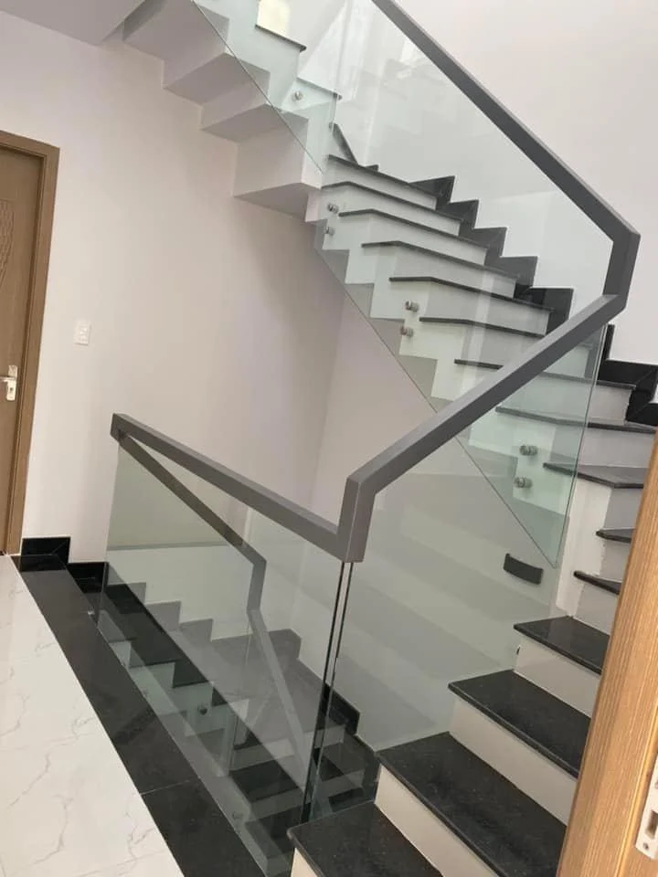 Cầu thang kính tay vịn gỗ